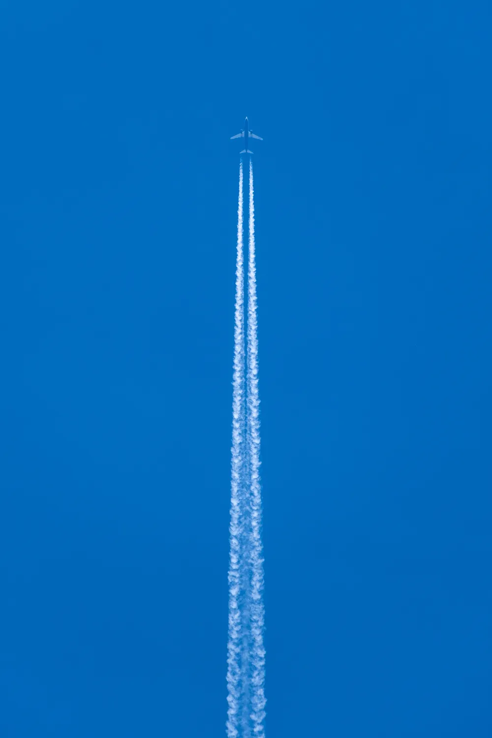 A plane and its condensation trail