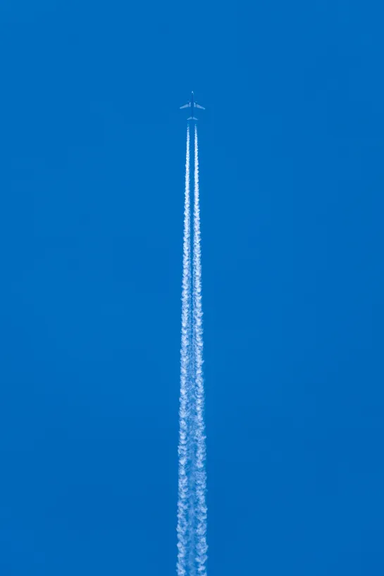 A plane and its condensation trail