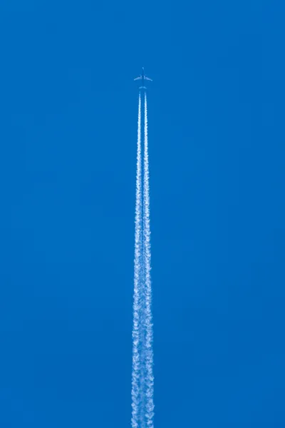 A plane and its condensation trail