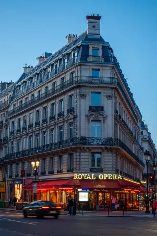 The front of a Haussmanian building, a bar at ground level
